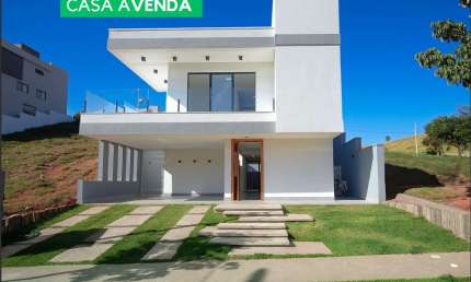 Uma bela casa com suíte no térreo | Área gourmet | Piscina | Com bosque na frente
