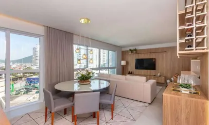 Apartamento mobiliado e com 04 dormitórios no centro de Balneário Camboriú.