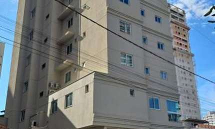 Viva a poucos passos do mar com praticidade e charme – Edifício Cádiz