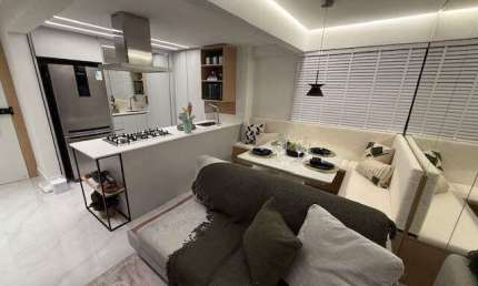 Apartamento com 2 dormitórios em prédio frente mar em Balneário Camboriú.