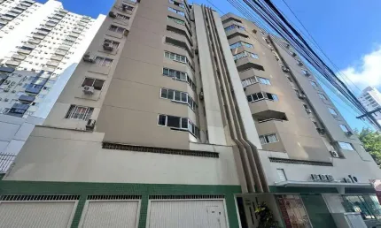 Apartamento a venda no centro de Balneário Camboriú com 2 suítes.