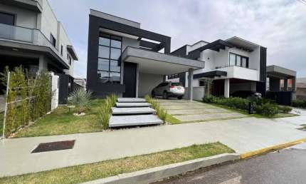 Casa térrea no Condomínio Caledônia em Camboriú, com 203m² privativos, em um terreno de 430m².
