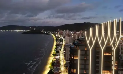 Duplex com alma de adega: sofisticação em dois níveis