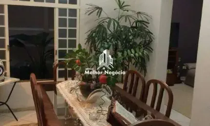 Casa assobradada de 246m2 de 3 dormitórios sendo um suíte no Residencial Vale das Nogueiras em Americana / SP