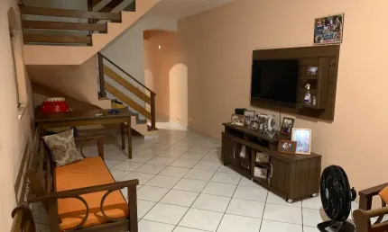 Oportunidade 2024 sobrado jardim dos pássaros guarujá geminado 4 quartos / dormitórios 1 suíte + banheiro social com hidro + lavábo 2 garagens edícula + ótima cozinha com 2 ambientes excelente localiz