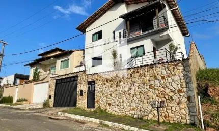 Casa no  Quintas das Avenidas com 3 quartos à venda, 209 m² por R$ 990.000