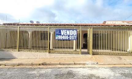 Casa com 3 quartos à venda na Rua Perdizes, 124, Parque das Laranjeiras, Goiânia