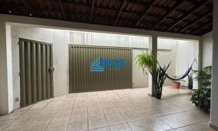Casa para Venda em Uberlândia, Alto Umuarama, 3 dormitórios, 1 suíte, 2 banheiros, 2 vagas