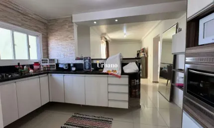 Apartamento Mobiliado e Totalmente Reformado – 2 Dormitórios com Sacada