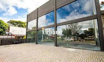 Loja ampla com vitrine de vidro e estacionamento na frente