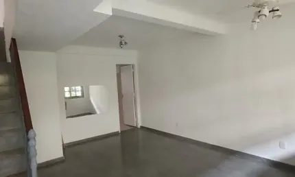Alugo ótima casa na Freguesia com 2 suítes em condomínio fechado