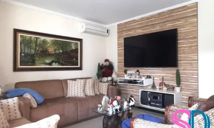 Linda casa com 3 dormitórios, piscina e maravilhosa área gourmet, em condomínio residencial, em Ubatuba – SP.