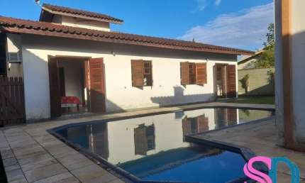 Casa com piscina, com 4 quartos e edícula, toda mobiliada, em loteamento fechado, para locação Ubatuba