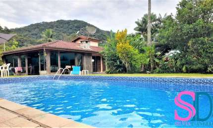 Linda e ampla casa, toda mobiliada, localizada próxima à Serra do Mar e às mais belas praias do Brasil.