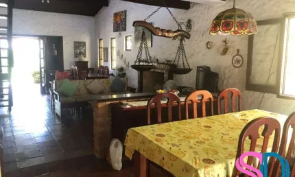 Casa com 3 dormitórios, para venda, a 80m da Praia da Enseada, em Ubatuba – SP