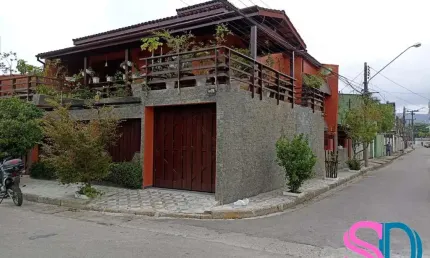 Imóvel com 2 sobrados, para venda, na área central de Ubatuba - SP