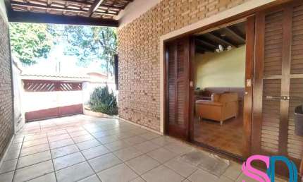 Casa com 05 dormitórios, para locação definitiva, ideal para hostel, na região central em Ubatuba SP