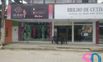 Imóvel com 02 dormitórios no pavimento superior e 02 espaços comerciais.