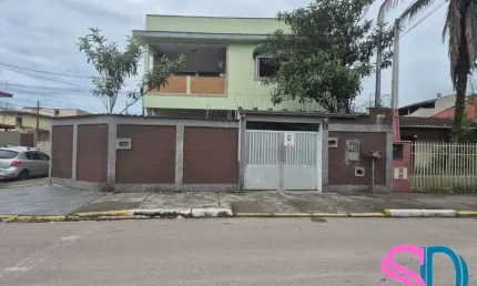 Sobrado à venda com 7 dormitórios, no bairro Umuarama, sendo 4 Kitinets individuais, com água e Luz independentes.