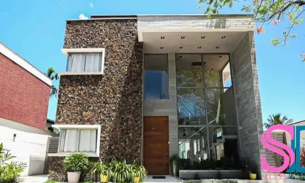 Casa de alto padrão, com 05 suítes, piscina, jacuzzi e sauna, a poucos metros da praia da lagoinha, em ubatuba - sp