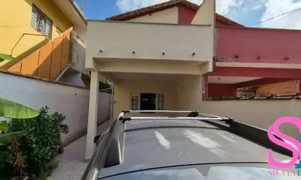 Sobrado geminado à venda, com 03 dormitórios, sendo duas suítes, situado no bairro Umuarama, Ubatuba - SP