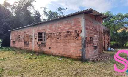 Casa em construção, com terreno de 1.800 m² e rio ao fundo, no Ubatumirim, Ubatuba - SP.