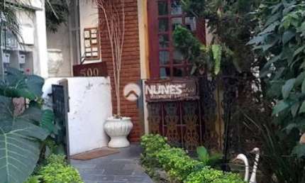 Apartamento compacto Granja Viana enfrente ao shopping independente com sacada
