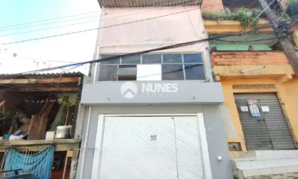 próximo a escolas, comércios em geral e ponto de ônibus.