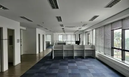 2 salas totalizando 193 m2, com vários ambientes, mobiliados, com 4 banheiros e 4 vagas de garagem. são dimas