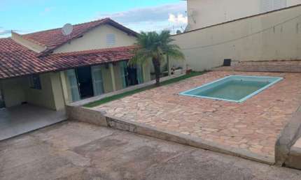 Casa à venda no Jardim Simões em Varginha com piscina e 1 suíte