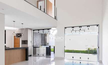 Casa à venda no Porto Real em Varginha com piscina, churrasqueira, 3 quartos, 1 suíte e 4 vagas