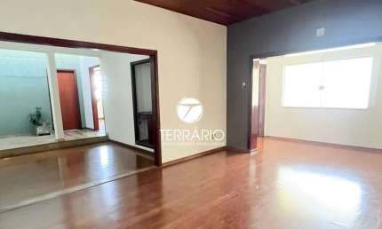 Casa à venda no Centro em Varginha com 4 quartos, 1 suíte, 3 banheiros e 3 vagas