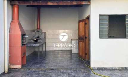 Casa à venda no Jardim Ribeiro em Varginha com churrasqueira, 4 quartos, 1 suíte e 2 vagas