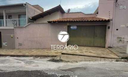 Casa à venda no Jardim Ribeiro em Varginha com 3 quartos, 1 suíte, 3 banheiros, churrasqueira e 2 vagas