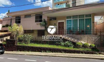 Casa à venda no Centro em Varginha com 2 quartos, 2 suítes, 3 banheiros, churrasqueira e 2 vagas