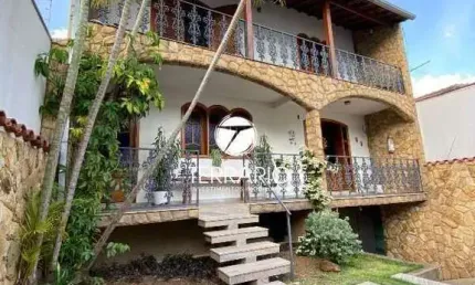 Casa à venda no centro em varginha com 5 quartos, 1 suíte, 4 banheiros, churrasqueira e 5 vagas
