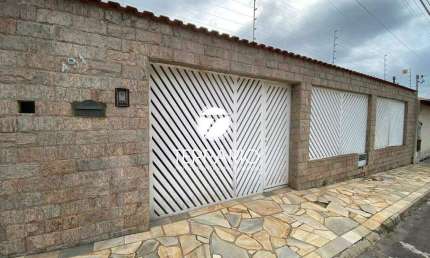 Casa à venda no Campos Elíseos em Varginha com 3 quartos, 1 suíte, 2 banheiros, churrasqueira e 2 vagas