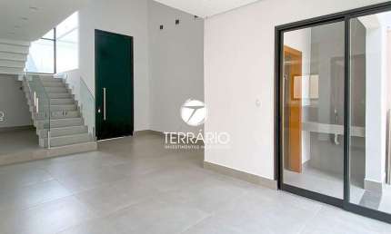Casa à venda no Treviso em Varginha com 2 quartos, 1 suíte, 4 banheiros, churrasqueira e 3 vagas
