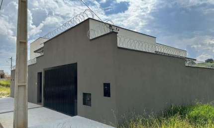 Casa à venda no Belo Horizonte III em Varginha com churrasqueira, 4 quartos, 2 suítes, 3 banheiros e 2 vagas