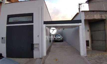 Casa à venda no Parque das Américas em Varginha com 3 quartos, 1 suíte, 2 banheiros e 2 vagas