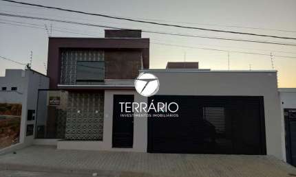 Casa à venda no Parque Mariela em Varginha com piscina, 3 quartos, 3 suítes, 5 banheiros e 2 vagas