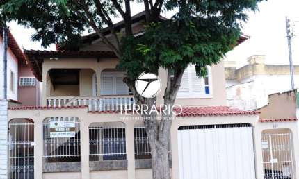 Casa à venda no Jardim Orlândia em Varginha com 3 quartos, 1 suíte, 3 banheiros e 2 vagas
