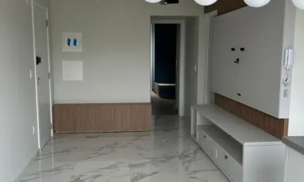 Lindo apartamento com uma cozinha elegante com moveis sob medida