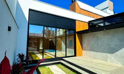 Lindíssima casa a venda no centro de camboriu !! acabamentos modernos