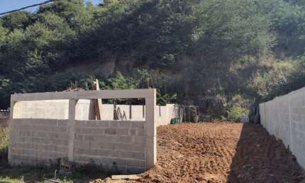 Terreno à venda em condomínio fechado em Santa Cruz.