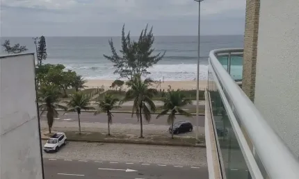 Apartamento à venda em frente a Praia do Recreio dos Bandeirantes.