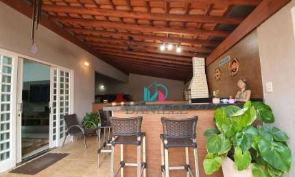 Casa térrea com 3 dormitórios localizada no bairro Jardim Morumbi.