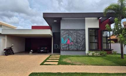 Casa térrea com 3 suítes localizada no condomínio Damha.
