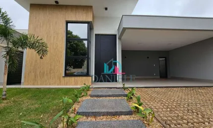 Casa térrea com 3 suítes localizada no condomínio Quinta das Tipuanas.