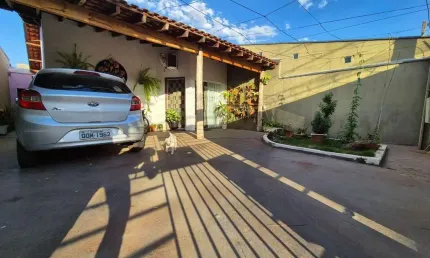 Casa térrea com 2 dormitórios localizada no bairro Parque Igaçaba.